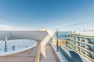ein Bad mit einer Badewanne und Meerblick in der Unterkunft Cabot Playa Grande - Adults Only in Playa de Palma