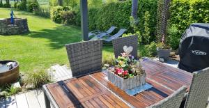 drewniany stół z kwiatami na podwórku w obiekcie Ferienhaus Kirschblüte w mieście Monschau