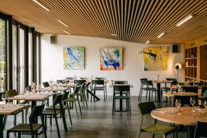 Veitingastaður eða matsölustaður á Logis hôtel restaurant l'Argence