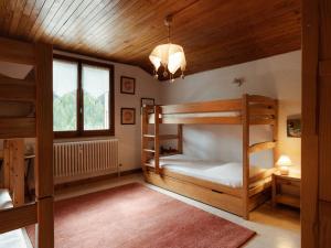 sypialnia z 2 łóżkami piętrowymi i oknem w obiekcie Appartement La Clusaz, 4 pièces, 6 personnes - FR-1-304-150 w mieście Clusaz