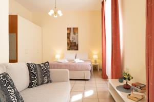 una sala de estar con una cama y un sofá en Katrina House, en Rethymno