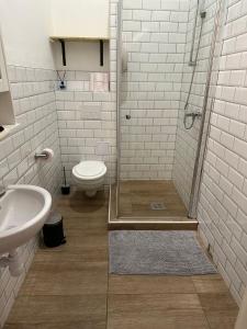 A bathroom at Venus Apartments - Akacfa I