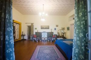 sala de estar con sofá azul y chimenea en Clifton Homestay en Nainital