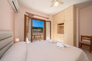 Posteľ alebo postele v izbe v ubytovaní Mariel House Fiskardo Kefalonia