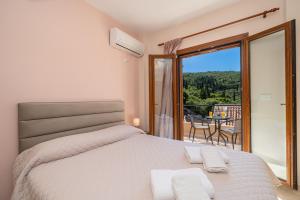 Posteľ alebo postele v izbe v ubytovaní Mariel House Fiskardo Kefalonia