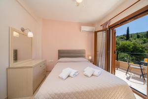 Posteľ alebo postele v izbe v ubytovaní Mariel House Fiskardo Kefalonia