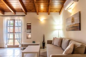 una sala de estar con un sofá y una mesa en Katrina House, en Rethymno