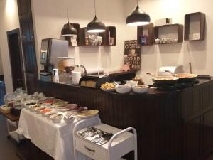 uma linha de buffet com comida numa mesa em Hotel R em Saraievo