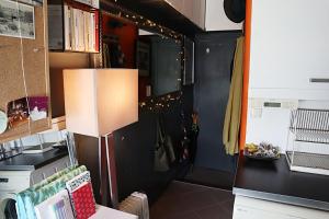 eine Küche mit einer Lampe in der Mitte eines Raumes in der Unterkunft Le Mini Nas - Paris Centre in Paris