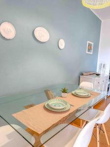 un comedor con una mesa con dos platos. en Splendida spiaggia di Porto Istana Sconti, en Porto Istana 11 fotos más