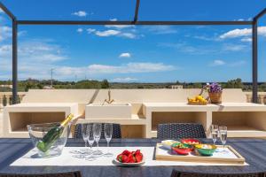 ein Tisch mit einem Teller Essen auf einem Balkon in der Unterkunft Villa Cesira by Perle di Puglia in Muro Leccese