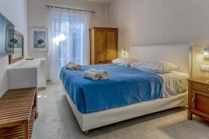 A bed or beds in a room at Manto Hotel