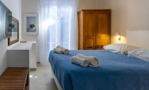 A bed or beds in a room at Manto Hotel