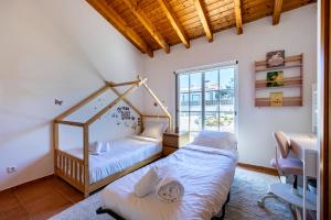 アルジェズールにあるCasa Maresiaのベッド2台と机と窓のある寝室 +37枚の写真