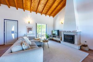 アルジェズールにあるCasa Maresiaのソファと暖炉のあるリビングルーム