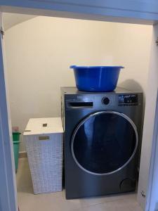 Un microondas con un recipiente azul encima. en Elias 1-Bedroom Apartment on the beach with pool, en La Canea