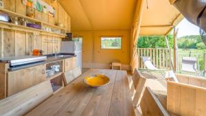 eine Küche mit einer Schüssel auf einem Holzboden in der Unterkunft ArdenParks Petite Suisse in Dochamps