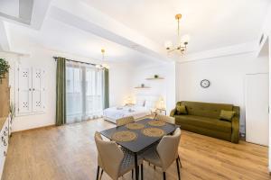 a living room with a bed and a table and chairs at Clabucet Alpin Studio in Predeal