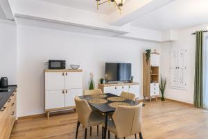 a kitchen and dining room with a table and chairs at Clabucet Alpin Studio in Predeal