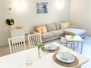 - un salon avec une table blanche et un canapé dans l'établissement Casa Nature, à Playa de Santiago