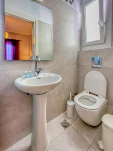 A bathroom at Manto Hotel Még 34 kép