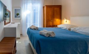 A bed or beds in a room at Manto Hotel