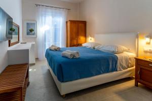 A bed or beds in a room at Manto Hotel