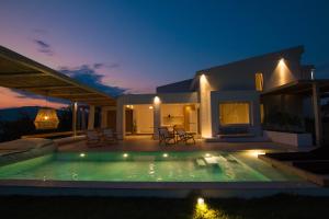 奧林匹亞達的住宿－Aristotelia Gi - Premium Luxury Villas with Private Pools，夜间带游泳池的别墅