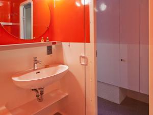 uma casa de banho com um lavatório e um espelho em Studio Les Arcs 1800, 1 pièce, 5 personnes - FR-1-346-366 em Arc 1800