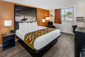 Postel nebo postele na pokoji v ubytování Super 8 by Wyndham Cheyenne WY