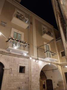 - un bâtiment avec deux balcons lumineux dans l'établissement B&B IL GROTTINO, à Modugno