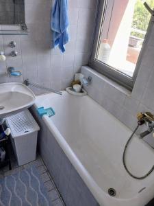 KuršumlijaにあるKursumlijska Banja- Apartman Savicのバスタブと洗面台のあるバスルーム