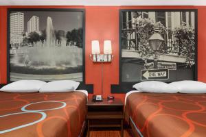 une chambre d'hôtel avec 2 lits et une fontaine dans l'établissement Super 8 by Wyndham Baton Rouge/I-10, à Bâton-Rouge
