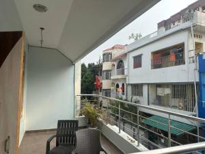 - Balcón con silla y edificio en Stunning 4-Bedroom Family Haven en Patna