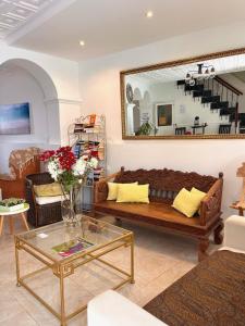 sala de estar con sofá y mesa de cristal en Hostal Enriqueta, en Marbella