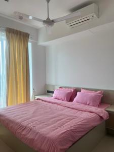 ein Schlafzimmer mit einem großen rosa Bett mit rosa Kissen in der Unterkunft 2 Bedroom Apartment in Sri Jayewardenepura Kotte + 5 Fotos
