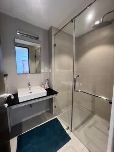 ein Badezimmer mit Waschbecken und Dusche in der Unterkunft 2 Bedroom Apartment in Sri Jayewardenepura Kotte