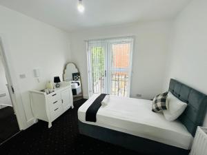sypialnia z dużym łóżkiem i oknem w obiekcie Black Horse Inn Hotel w Londynie
