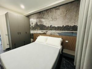 ein Schlafzimmer mit einem Bett und einem Wandgemälde in der Unterkunft Residenza Arena in Tropea