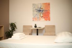 um quarto com uma cama e uma mesa com cadeiras em TekB Rooms & Apartments em Vlorë