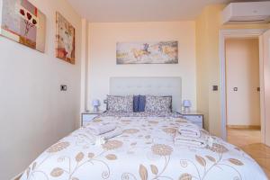 Posteľ alebo postele v izbe v ubytovaní Villa with private pool and magnificent views