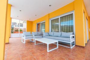 Posedenie v ubytovaní Villa with private pool and magnificent views