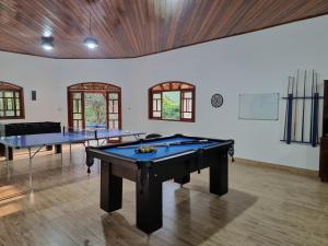 a room with two ping pong tables in it at Chalé Pavão Recanto Buscapé SFX in São Francisco Xavier