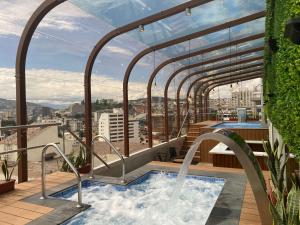 基多的住宿－Mercure Alameda Quito，建筑物屋顶上的热水浴池