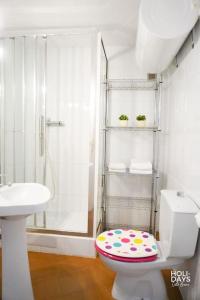 une salle de bains avec douche, toilettes et lavabo dans l'établissement Brisa Marina Apartamento, à Empuriabrava 10 autres photos