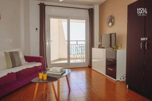 un salon avec un canapé et une télévision dans l'établissement Brisa Marina Apartamento, à Empuriabrava