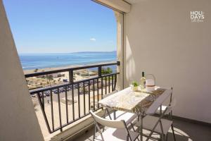 d'un balcon avec une table et une vue sur la plage. dans l'établissement Brisa Marina Apartamento, à Empuriabrava