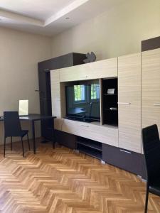 Televízia a/alebo spoločenská miestnosť v ubytovaní Castel view apartment
