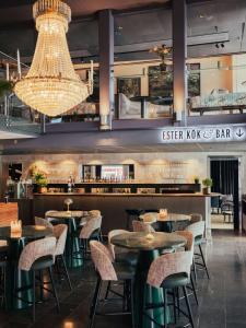 um restaurante com mesas e cadeiras e um bar em Best Western Plus John Bauer Hotel em Jönköping