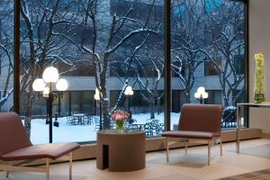 a waiting room with two chairs and a large window at Hyatt Regency Schaumburg Chicago in Schaumburg